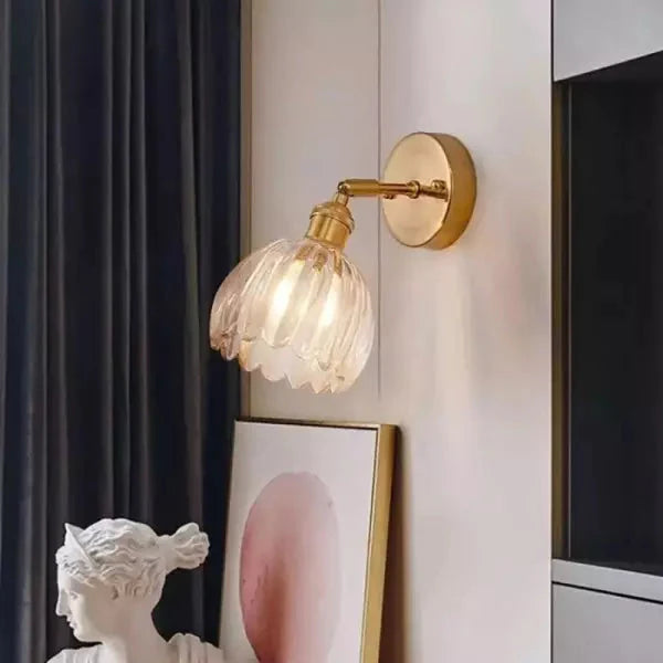 Retro wall lamp in the shape of a tulip flower – wall sconce with glass shade and gold finish