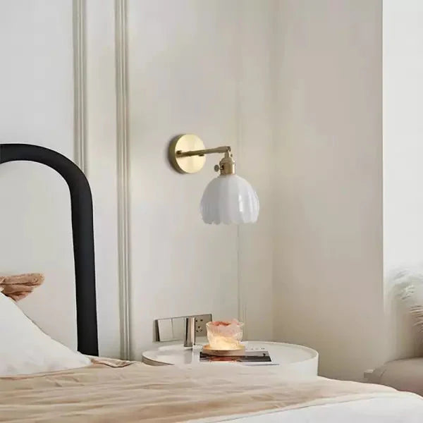 Retro wall lamp in the shape of a tulip flower – wall sconce with glass shade and gold finish
