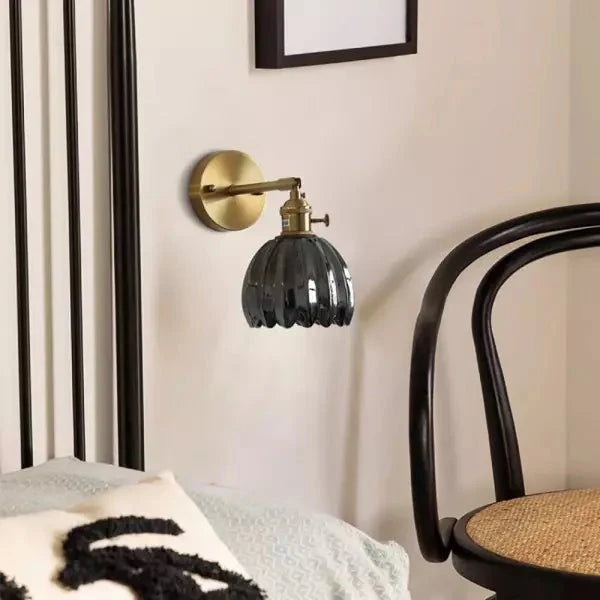 Retro wall lamp in the shape of a tulip flower – wall sconce with glass shade and gold finish