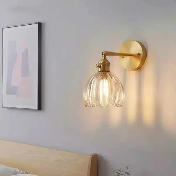Retro wall lamp in the shape of a tulip flower – wall sconce with glass shade and gold finish