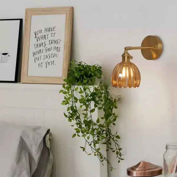 Retro wall lamp in the shape of a tulip flower – wall sconce with glass shade and gold finish