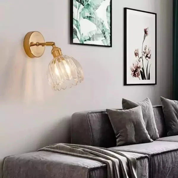 Retro wall lamp in the shape of a tulip flower – wall sconce with glass shade and gold finish