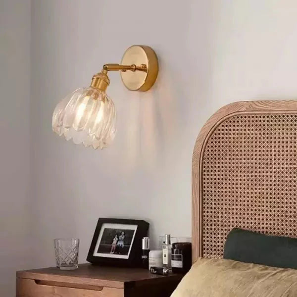 Retro wall lamp in the shape of a tulip flower – wall sconce with glass shade and gold finish